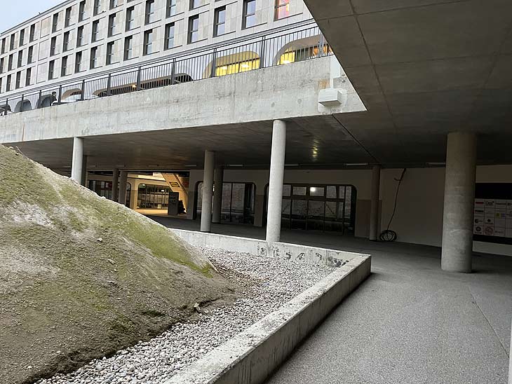 trockenen Fusses kommt man aus der U-Bahn Station Neuperlach Zentrum in das Perlach PLAZA, das offiziell am 19.10.2022 eröffnet ©Foto: Martin Schmitz)